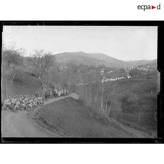 Bourbach le Haut, Alsace. Le 44e Sénégalais en marche. [légende d'origine]