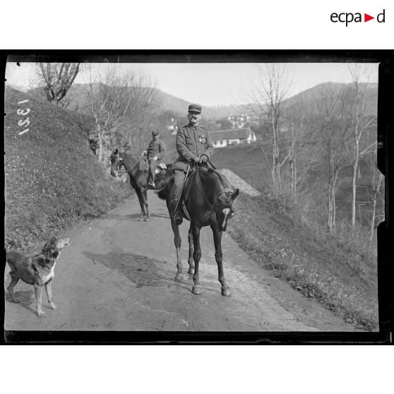 Bourbach le Haut, Alsace. Le 44e Sénégalais en marche. Le commandant du bataillon. [légende d'origine]