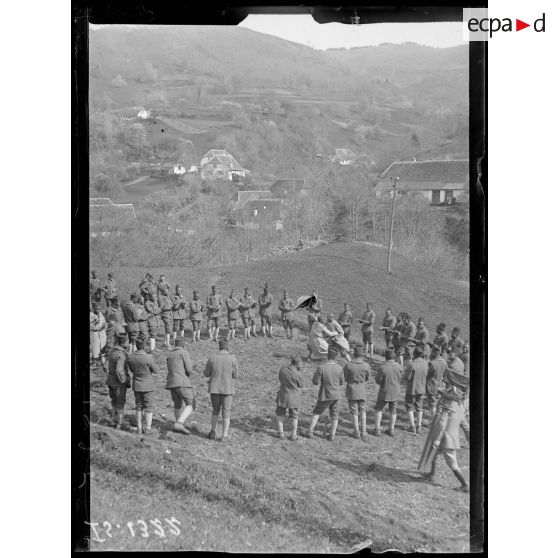 Bourbach le Haut, Alsace. Le 44e Sénégalais en marche. Les danses. [légende d'origine]