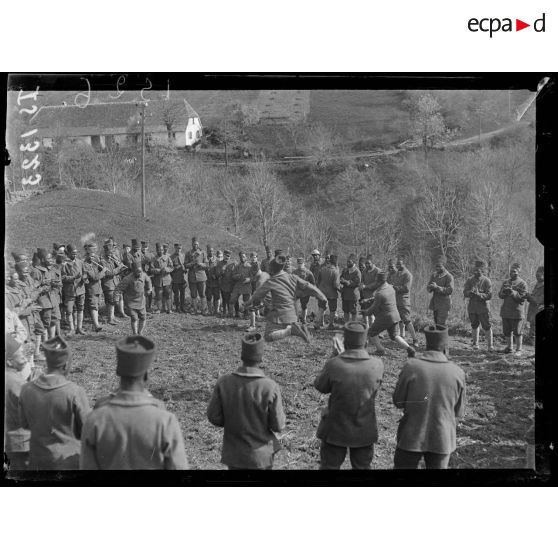 Bourbach le Haut, Alsace. Le 44e Sénégalais en marche. Les danses. [légende d'origine]