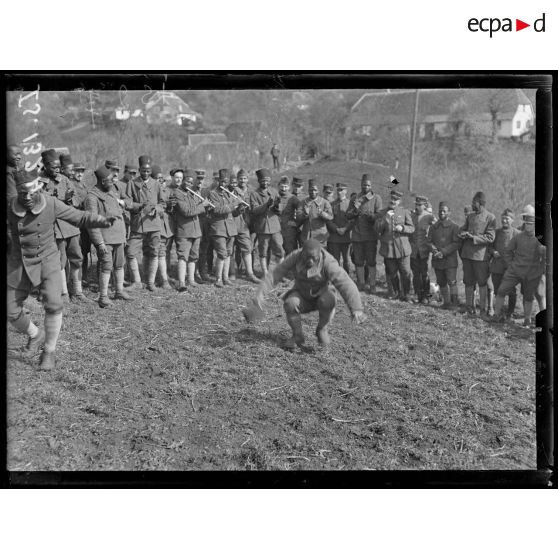 Bourbach le Haut, Alsace. Le 44e Sénégalais en marche. Les danses. [légende d'origine]