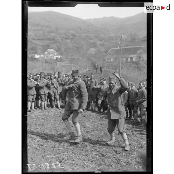 Bourbach le Haut, Alsace. Le 44e Sénégalais en marche. Les danses. [légende d'origine]