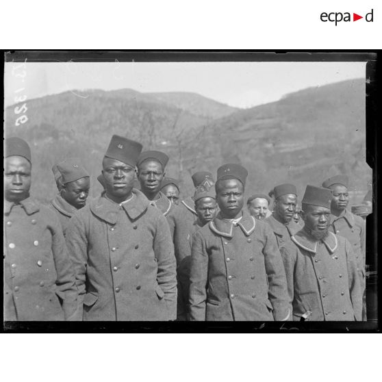 Bourbach le Haut, Alsace. Le 44e Sénégalais en marche. Types de Sénégalais. [légende d'origine]