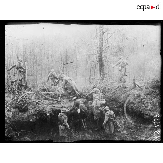 Devant Burnhaupt, Alsace. Tirailleurs sénégalais se portant en avant pour une contre-attaque. [légende d'origine]