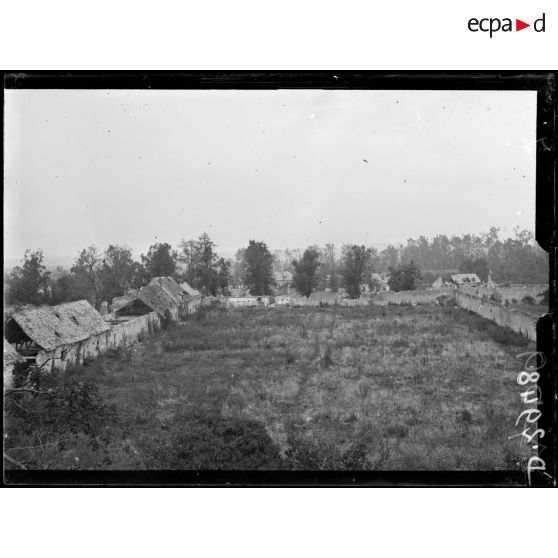 Panorama, village de Plessier-de-Roye pris du haut du château. La ferme du Plessis-de-Roye. [légende d'origine]