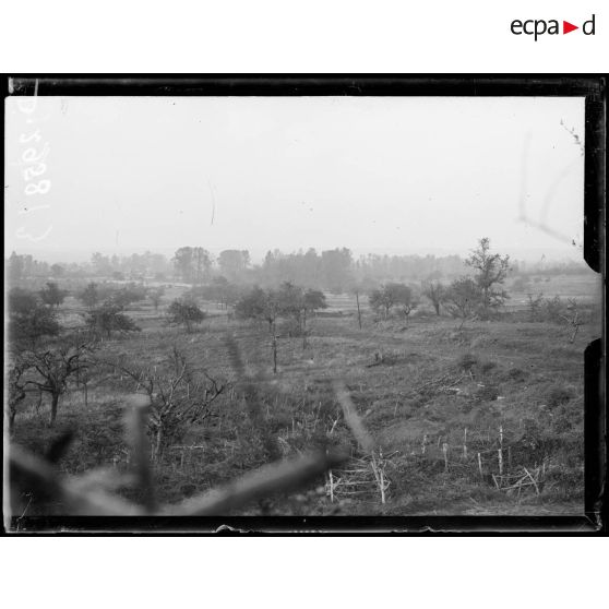 Vue prise sur le parc du château de Plessis-de-Roye (Oise). Vue prise de l'emplacement des mitrailleuses au promotoire. [légende d'origine]