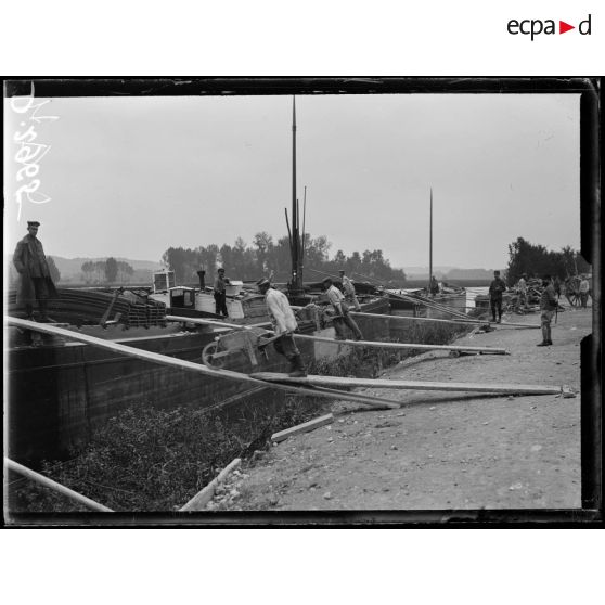 Près de Creil, Oise, carrières du Tremblay. Embarquement des pierres par les prisonniers sur les chalands sur l'Oise. [légende d'origine]