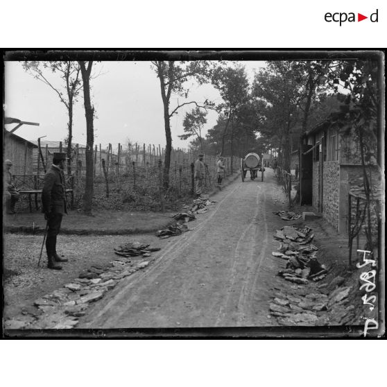 Carrières du Tremblay. Entrée du camp des prisonniers. [légende d'origine]