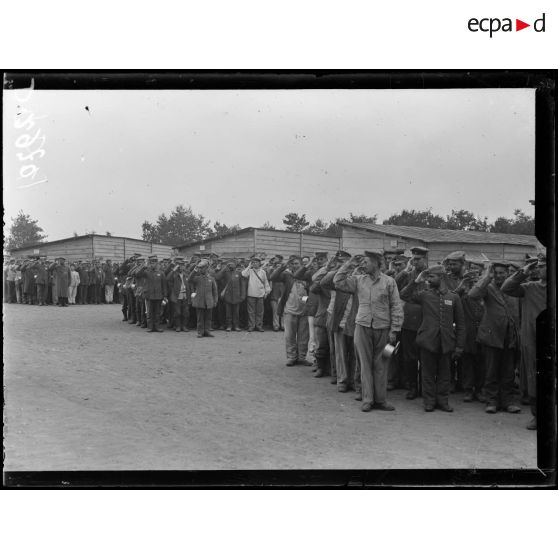 Carrières du Tremblay. Les prisonniers font le salut militaire avant de rompre les rangs pour aller à la soupe. [légende d'origine]