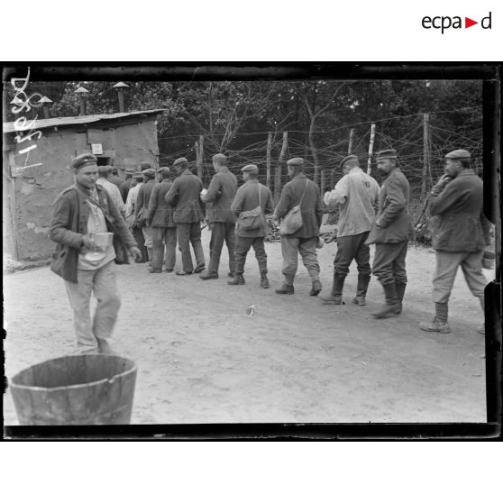 Carrières du Tremblay. Les prisonniers vont chercher leur soupe à la cuisine. [légende d'origine]