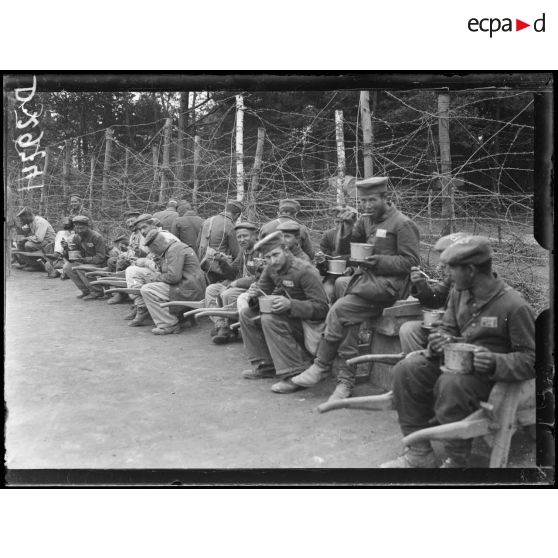 Carrières du Tremlay. Prisonniers mangeant la soupe. [légende d'origine]