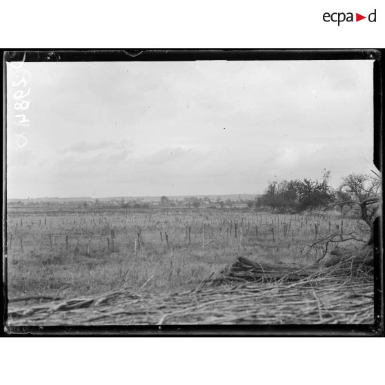 Vue prise sur le village de Lassigny, occupé par les Allemands. [légende d'origine]