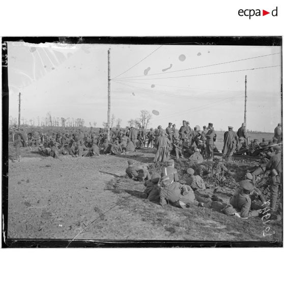 Près de Beugny, route de Cambrai, prisonniers allemands faits au Bois Bourlon. [légende d'origine]