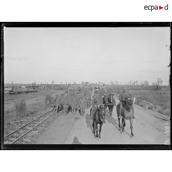 Près de Beugny, route de Cambrai, prisonniers allemands faits au Bois Bourlon. [légende d'origine]