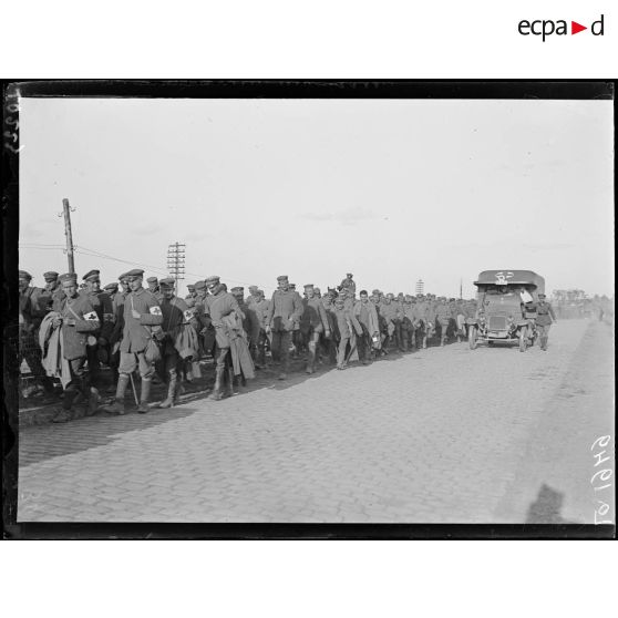 Près de Beugny, route de Cambrai, prisonniers allemands faits au Bois Bourlon. [légende d'origine]