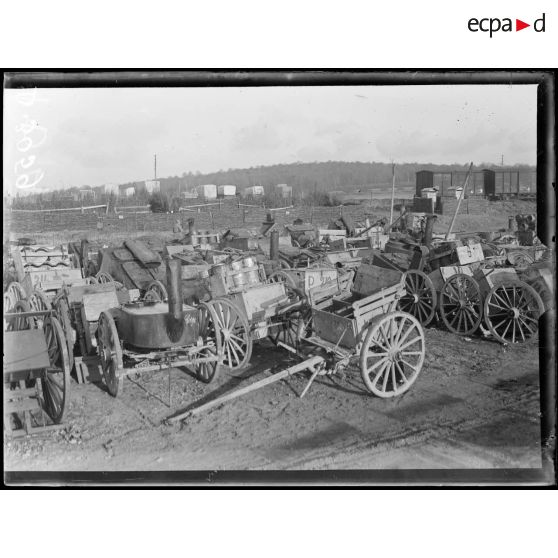 Bailleul-sur-Thérain (Oise), parc de réparation de la 10e armée. Cuisines roulantes et matériels divers à réparer. [légende d'origine]