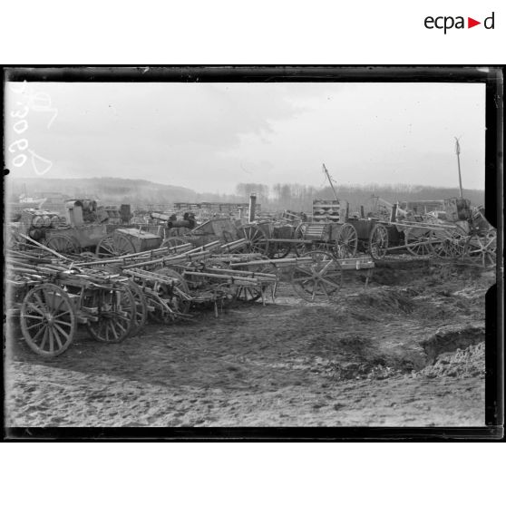 Bailleul-sur-Thérain (Oise), parc de réparation de la 10e armée. Cuisines roulantes et matériels divers à réparer. [légende d'origine]