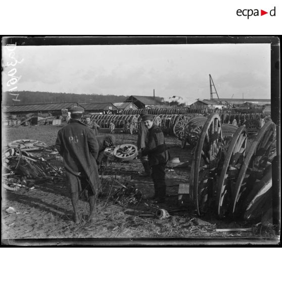 Bailleul-sur-Thérain (Oise), parc de réparation de la 10e armée. Réparation de roues par des prisonniers. [légende d'origine]