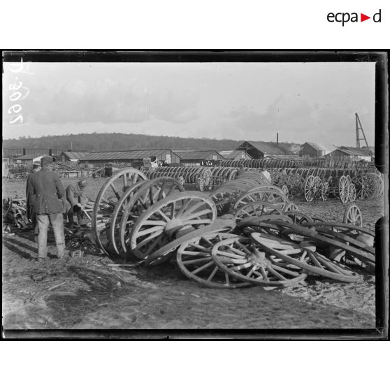 Bailleul-sur-Thérain (Oise), parc de réparation de la 10e armée. Réparation de roues par des prisonniers. [légende d'origine]