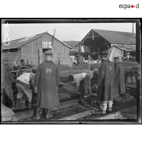 Bailleul-sur-Thérain (Oise), parc de réparation de la 10e armée. Prisonniers au travail. [légende d'origine]