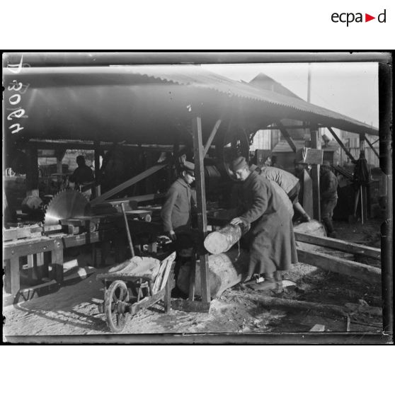 Bailleul-sur-Thérain (Oise), parc de réparation de la 10e armée. Prisonniers au travail. [légende d'origine]