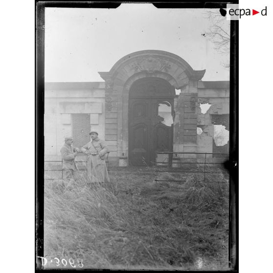 Tilloloy (Somme), le château, une porte. [légende d'origine]