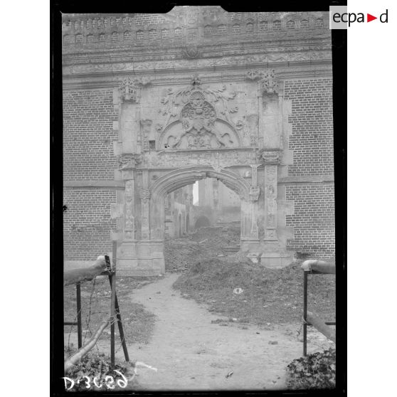 Tilloloy (Somme), le château, la chapelle, entrée. [légende d'origine]