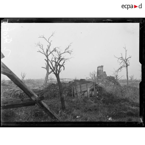 Différentes phases de l'explosion par une mine du saillant de Beuvraignes, à 4 heure du soir. Vue prise avant l'explosion du saillant de Beuvraignes. [légende d'origine]