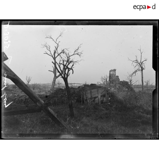 Différentes phases de l'explosion par une mine du saillant de Beuvraignes, à 4 heure du soir. Vue prise avant l'explosion du saillant de Beuvraignes. [légende d'origine]