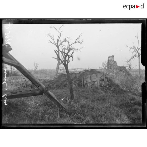 Différentes phases de l'explosion par une mine du saillant de Beuvraignes, à 4 heure du soir. Vue prise avant l'explosion du saillant de Beuvraignes. [légende d'origine]