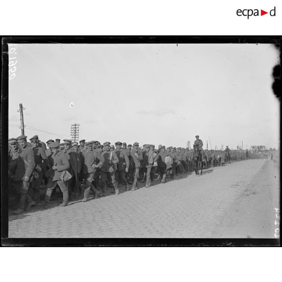 Près de Beugny, route de Cambrai, prisonniers allemands faits au Bois Bourlon. [légende d'origine]