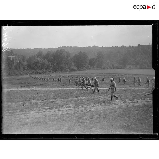 Mouy, Oise, centre d'instruction des troupes d'assaut. Une manoeuvre, avance d'une vague d'assaut déployée en tirailleurs. [légende d'origine]