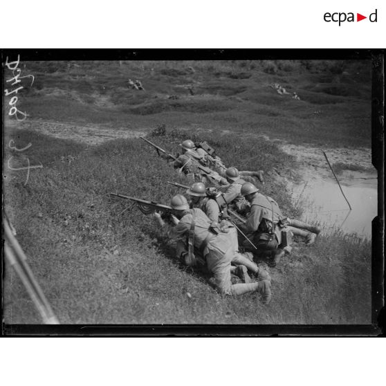 Mouy, Oise, centre d'instruction des fusiliers mitrailleurs. Fusils mitrailleurs en position au cours d'une manoeuvre. [légende d'origine]