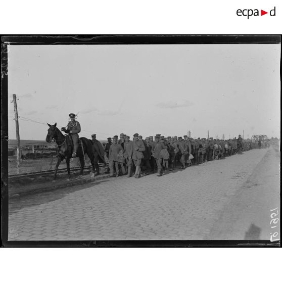 Près de Beugny, route de Cambrai, prisonniers allemands faits au Bois Bourlon. [légende d'origine]