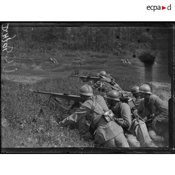 Mouy, Oise, centre d'instruction des fusiliers mitrailleurs. Fusils mitrailleurs en position au cours d'une manoeuvre. [légende d'origine]