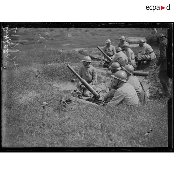 Mouy, Oise, centre d'instruction des engins de tranchée. Le canon à air pneumatique Brandt. [légende d'origine]