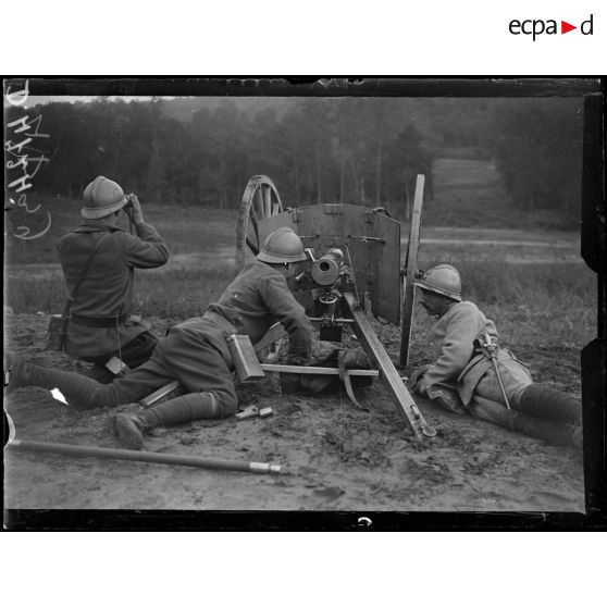 Cambronne, Oise, centre d'instruction. Pièce de 37, montée sur roues et munie de son bouclier, en position de tir. [légende d'origine]