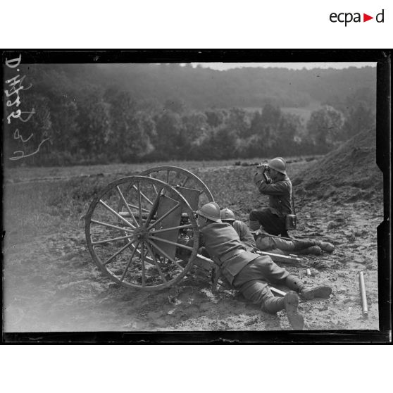 Cambronne, Oise, centre d'instruction. Pièce de 37, montée sur roues et munie de son bouclier, en position de tir. [légende d'origine]