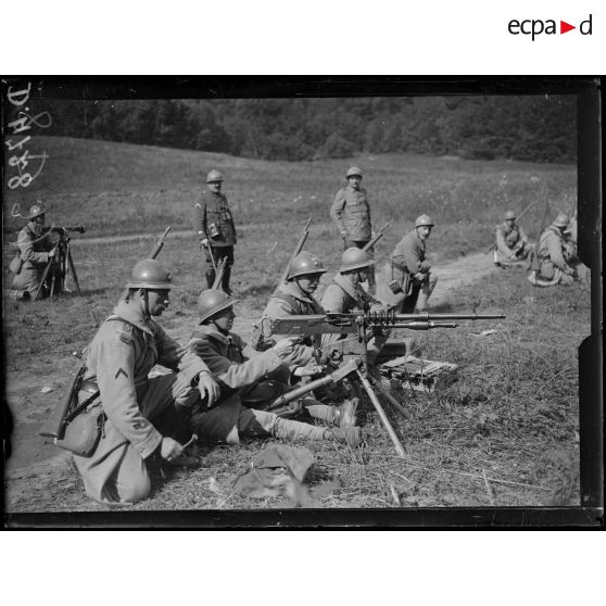 Cambronne, Oise, centre d'instruction des mitrailleurs. Mitrailleuse Hotchkiss en position de tir. [légende d'origine]