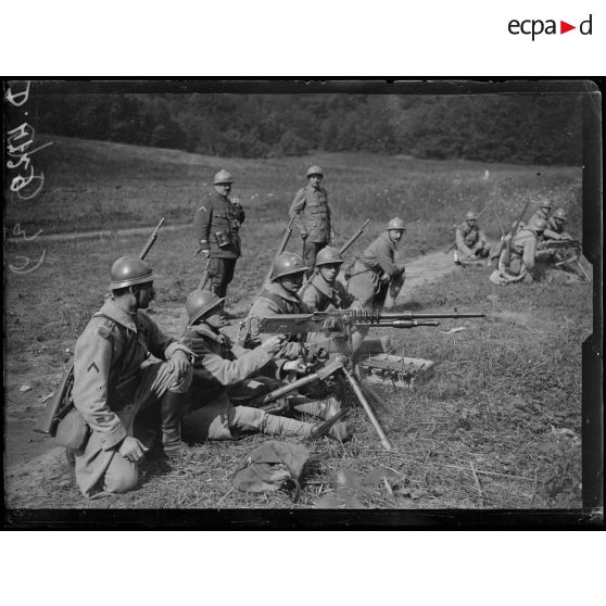 Cambronne, Oise, centre d'instruction des mitrailleurs. Mitrailleuse Hotchkiss en position de tir. [légende d'origine]