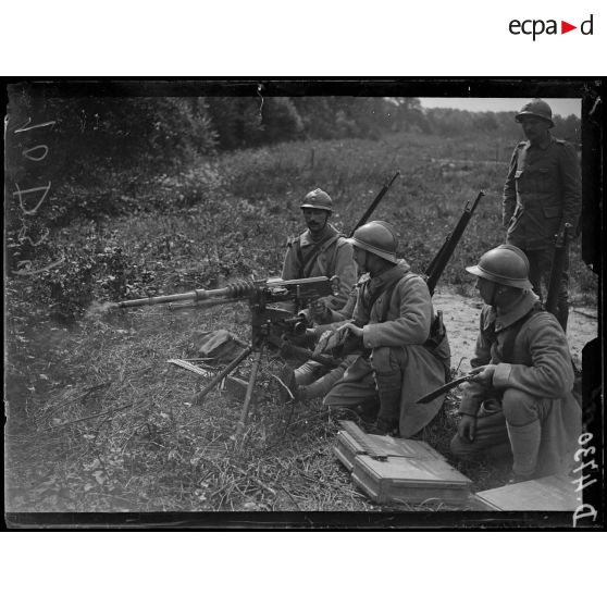 Cambronne, Oise, centre d'instruction des mitrailleurs. Mitrailleuse Hotchkiss en position de tir. [légende d'origine]