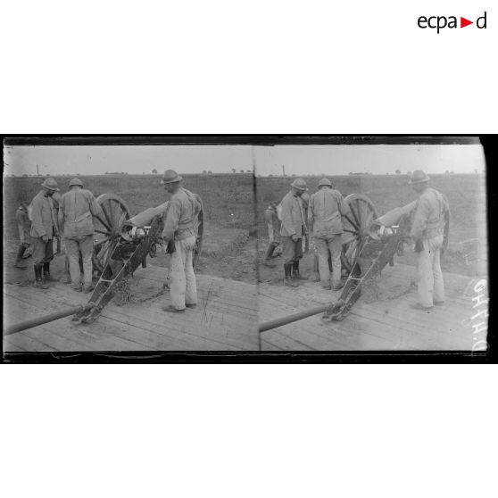 Près de Bouchoir (Somme). Centre d'instruction du canon de 90, une pièce de 90. [légende d'origine]