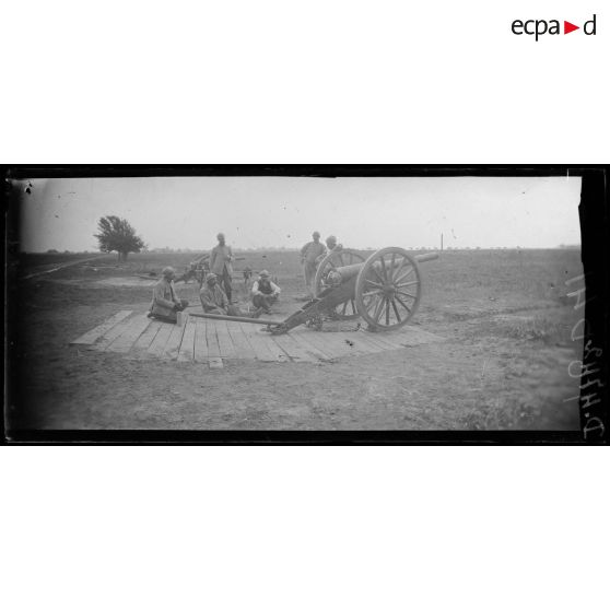 Près de Bouchoir (Somme). Centre d'instruction du canon de 90, manoeuvre du canon de 90, chargement de la pièce. [légende d'origine]