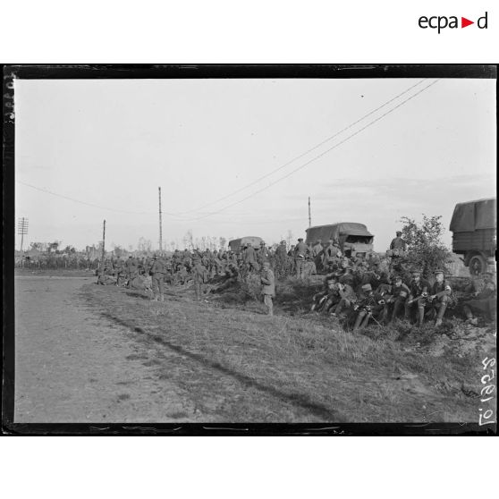 Près de Beugny, route de Cambrai, prisonniers allemands faits au Bois Bourlon. [légende d'origine]