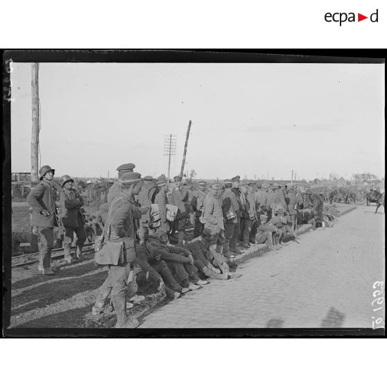 Près de Beugny, route de Cambrai, prisonniers allemands faits au Bois Bourlon. [légende d'origine]