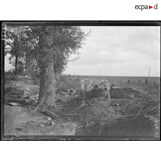 Raillencourt, batterie allemande de 150 abandonnée en bordure de la route d'Arras - Cambrai. [légende d'origine]