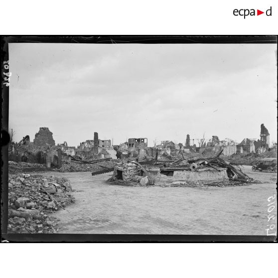 Merville, la place de l'église. [légende d'origine]