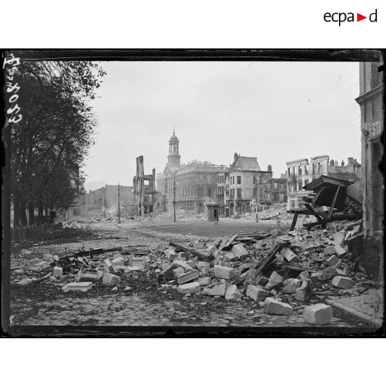 Cambrai, la petite place et la mairie. [légende d'origine]