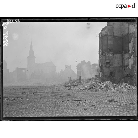 Cambrai, la grande place pendant l'incendie. [légende d'origine]