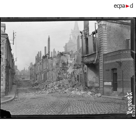 Cambrai, dans le quartier de la cathédrale pendant l'incendie. [légende d'origine]